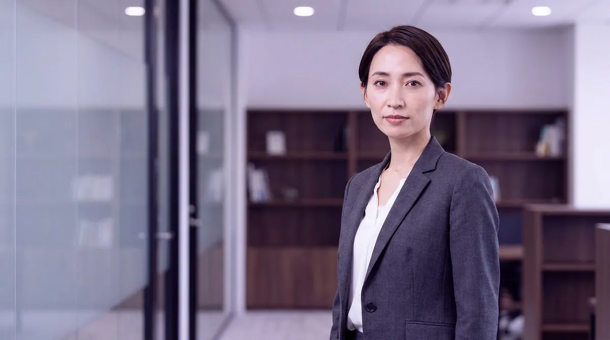 桐生沙也加の顔写真。グレーのジャケット姿の法務監修担当。