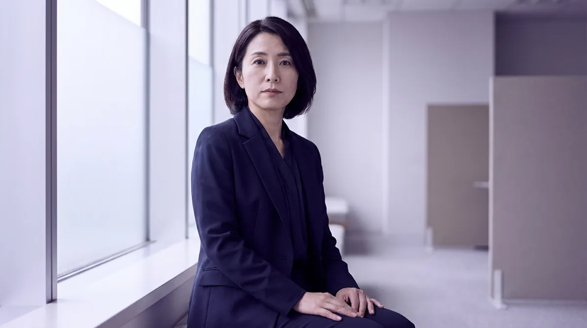 佐伯美月の顔写真。紺のスーツ姿の監修統括担当。
